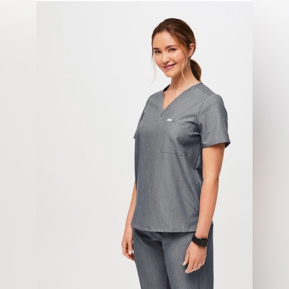 🩺Figs Catarina One-Pocket Scrub Top in Graphite🩺 NWOT - Picture 1 of 15